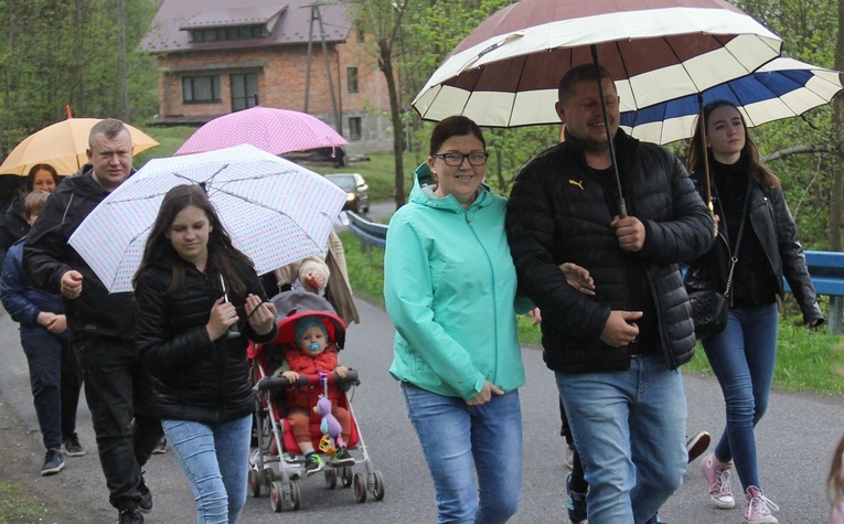 101. urodziny św. Jana Pawła II przy starej kuźni w Rzykach