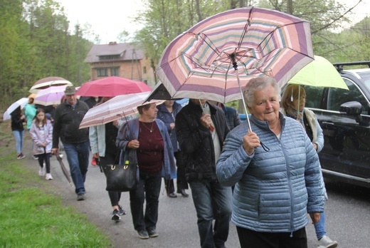 101. urodziny św. Jana Pawła II przy starej kuźni w Rzykach