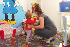 W placówce do dyspozycji dzieci są bawialnia i plac zabaw, ale nie ma opiekunek. Mama musi się sama zająć swoją pociechą.