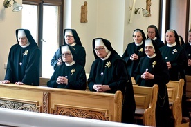 ▲	Świętujące zakonnice usiadły w pierwszych ławkach i miały odznaczające je kotyliony.