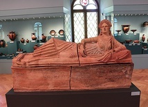O tajemniczym ludzie Etrusków, poprzedzających Rzymian w Italii, przypominają gliniane nagrobki, przedstawiające zmarłych w pozycji półleżącej, tak jak to bywało w trakcie uczty.
