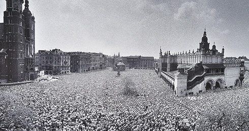 W pochodzie i modlitwie za papieża brało udział ok. 500 tys. osób  z całej Polski.