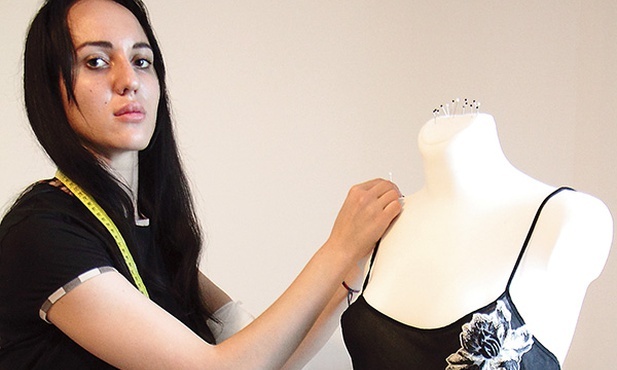 Projektowanie ubrań i szycie to jej pasja.