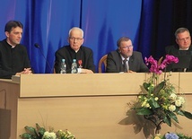 ▲	Prelegenci to m.in. (od lewej): ks. dr Piotr Cebula, ks. dr Władysław Szewczyk, dr Jacek Pulikowski i ks. dr Andrzej Jasnos.