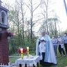 ▲	Ksiądz Piotr Lisowski poświęcił 11 maja kapliczkę w Łazach Biegonickich.