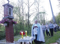 ▲	Ksiądz Piotr Lisowski poświęcił 11 maja kapliczkę w Łazach Biegonickich.