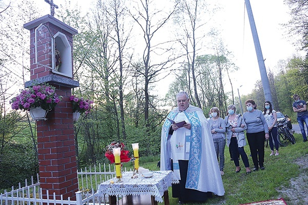 ▲	Ksiądz Piotr Lisowski poświęcił 11 maja kapliczkę w Łazach Biegonickich.