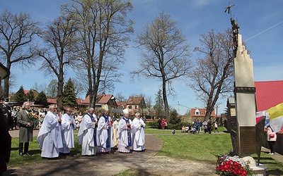 ▲	Statuę pobłogosławił 9 maja bp Stanisław Salaterski.