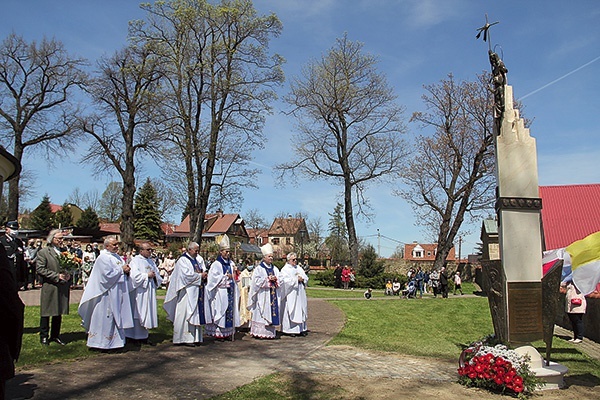 ▲	Statuę pobłogosławił 9 maja bp Stanisław Salaterski.