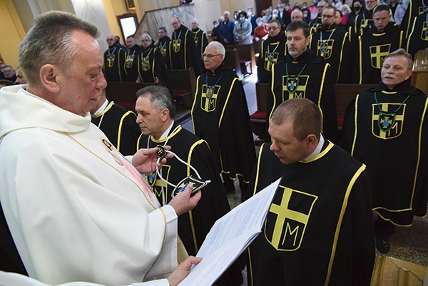 ▲	Kapłańskie błogosławieństwo i nałożenie znaku zakonu.