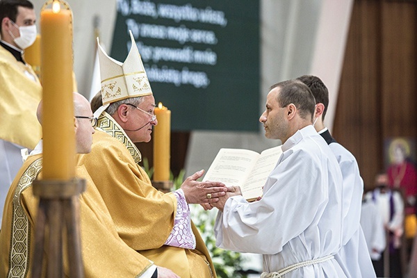 ▲	Klerycy VI roku złożyli przyrzeczenie bezżenności i posłuszeństwa.