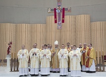 ▲	Podczas celebracji liturgicznych diakoni ubrani są w albę  ze stułą przewieszoną przez lewe ramię oraz szatę wierzchnią zwaną dalmatyką.