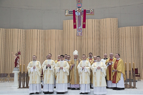 ▲	Podczas celebracji liturgicznych diakoni ubrani są w albę  ze stułą przewieszoną przez lewe ramię oraz szatę wierzchnią zwaną dalmatyką.