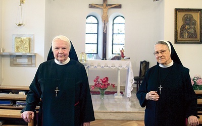 Gdy s. Letycja (od lewej) i s. Beniamina opowiadają swoje historie, uśmiech  nie schodzi z ich twarzy.