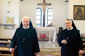 Gdy s. Letycja (od lewej) i s. Beniamina opowiadają swoje historie, uśmiech  nie schodzi z ich twarzy.