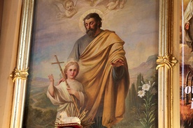 	Sarnowo. Obraz w kościele przypomina, że św. Józef  jest przewodnikiem Jezusa i każdego wierzącego, który powierza się jego opiece.