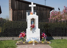 W ciągu dnia zapraszają dekoracją, wieczorami – śpiewem wiernych.