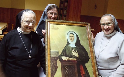 Zakonnice z wizerunkiem swej założycielki. Od lewej: s. Bogusława, s. Anna oraz s. Wanda.