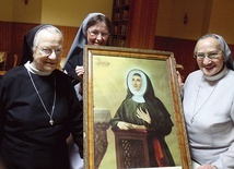 Zakonnice z wizerunkiem swej założycielki. Od lewej: s. Bogusława, s. Anna oraz s. Wanda.