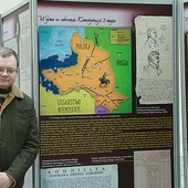 Bartosz Staręgowski zachęca do zapoznania się z pismami, zdjęciami i mapami prezentowanymi na ekspozycji.