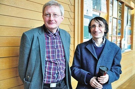 Prof. Ireneusz Ziemiński (po lewej) i prof. Jacek Wojtysiak na uczelni w czasie przed pandemią COVID-19.