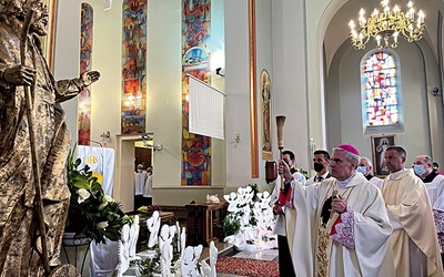 	Ordynariusz sandomierski poświęcił figurę św. Andrzeja Boboli.