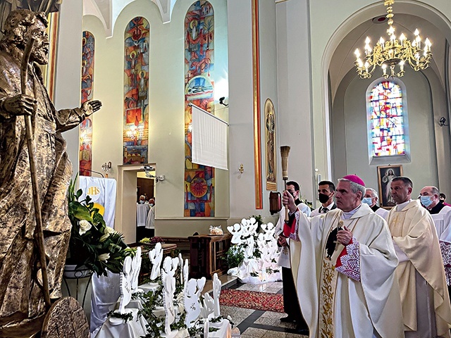 	Ordynariusz sandomierski poświęcił figurę św. Andrzeja Boboli.