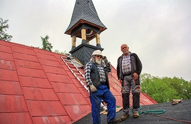	Krzysztof Niedbalski (z lewej) z bratem Andrzejem przy usadowionej wieżyczce.