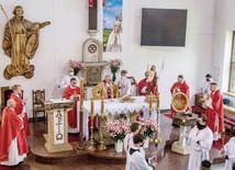 Wokół ołtarza zgromadzili się księża z dekanatu.