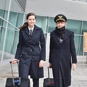 Kapitan Katarzyna Gojny (z prawej) i pierwsza oficer Gabriela Drózd  gotowe do kolejnego lotu 