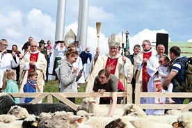 Błogosławieństwo stada owiec zakończyło modlitwy.