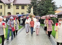 Procesja z figurą Matki Bożej na zakończenie.