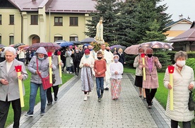 Procesja z figurą Matki Bożej na zakończenie.