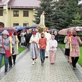 Procesja z figurą Matki Bożej na zakończenie.