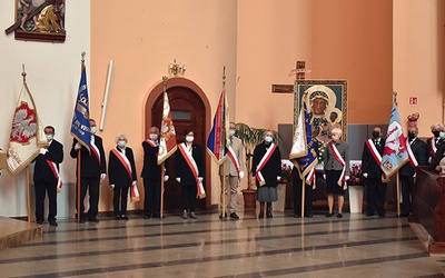 ▲	Na Mszy obecni byli wierni różnych zawodów i profesji oraz poczty sztandarowe kilku organizacji.