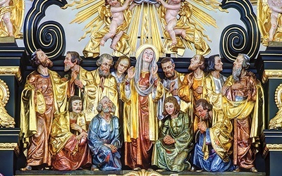 Scena Pięćdziesiątnicy w retabulum ołtarza przedsoborowego w ostropskim kościele parafialnym (Georg Schreiner, 1928).