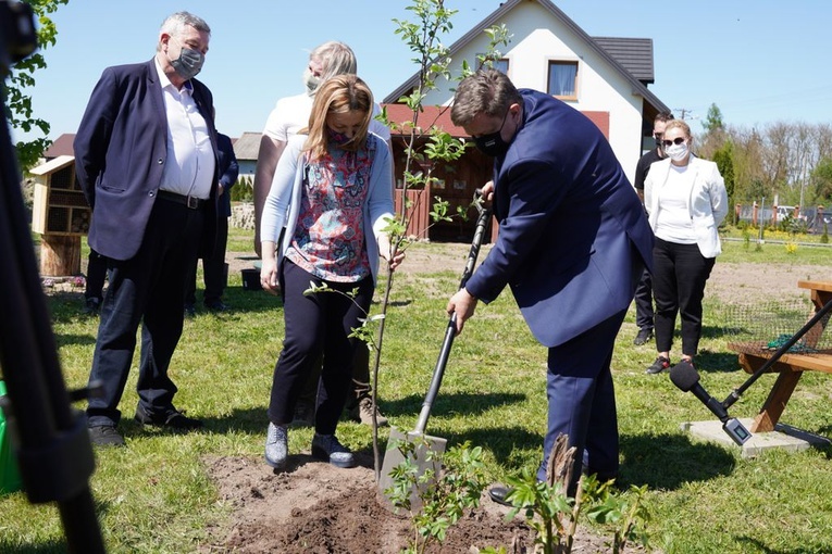 W gminie Bolimów posadzono sad w ramach projektu "Owoce Pamięci".