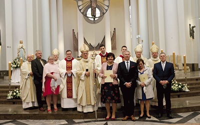 Nowi kapłani z rodzicami, abp. Wiktorem Skworcem, ks. Markiem Pankiem, rektorem WŚSD (pierwszy z lewej), oraz biskupami pomocniczymi: bp. Markiem Szkudłą, bp. Adamem Wodarczykiem i bp. Grzegorzem Olszowskim.