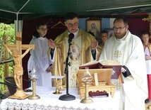 Ks. Krzysztof Moskal i ks. Marcin Samek - podczas Mszy św. przy starej kuźni w Rzykach.