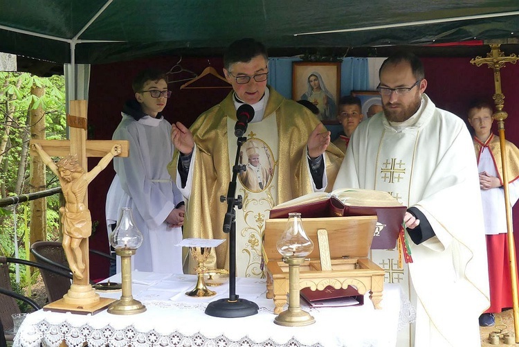 Ks. Krzysztof Moskal i ks. Marcin Samek - podczas Mszy św. przy starej kuźni w Rzykach.