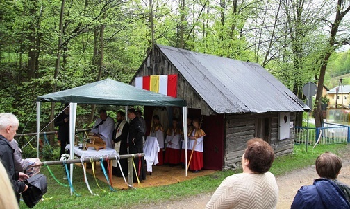 Msza św. przy starej kuźni w Rzykach.