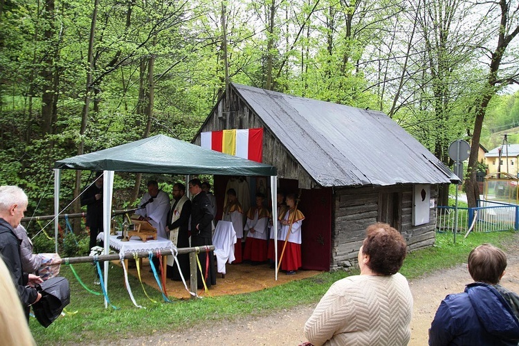 Msza św. przy starej kuźni w Rzykach.