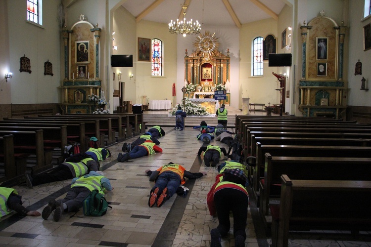 W każdym kościele na trasie ŁPP pątnicy padają krzyżem przed przed Chrystusem.