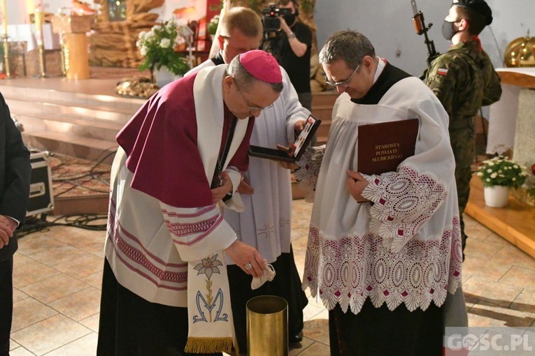 Poświęcenie rzeźby JP II i hołd dla bohaterów 