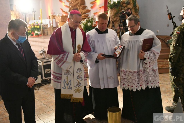 Poświęcenie rzeźby JP II i hołd dla bohaterów 