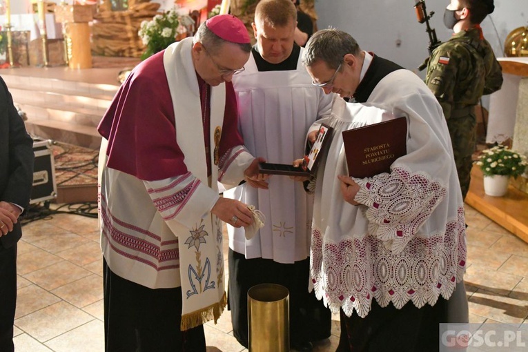 Poświęcenie rzeźby JP II i hołd dla bohaterów 