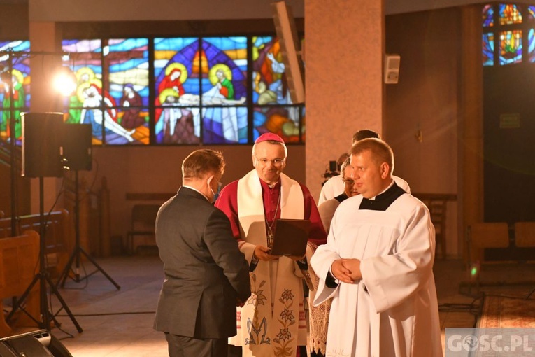 Poświęcenie rzeźby JP II i hołd dla bohaterów 