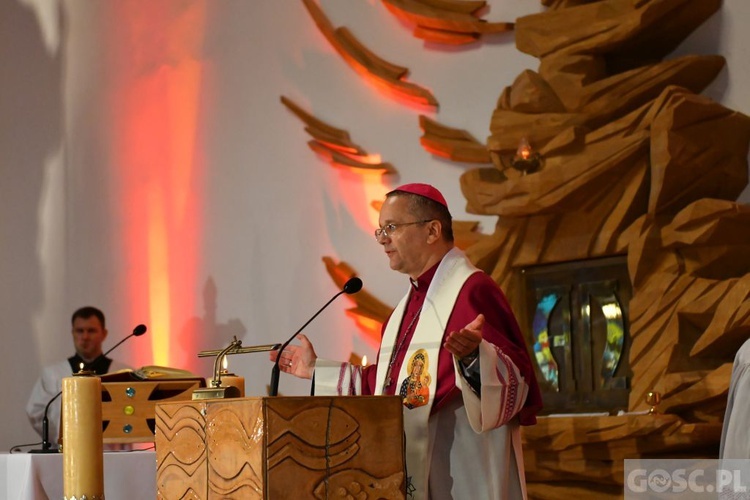 Poświęcenie rzeźby JP II i hołd dla bohaterów 