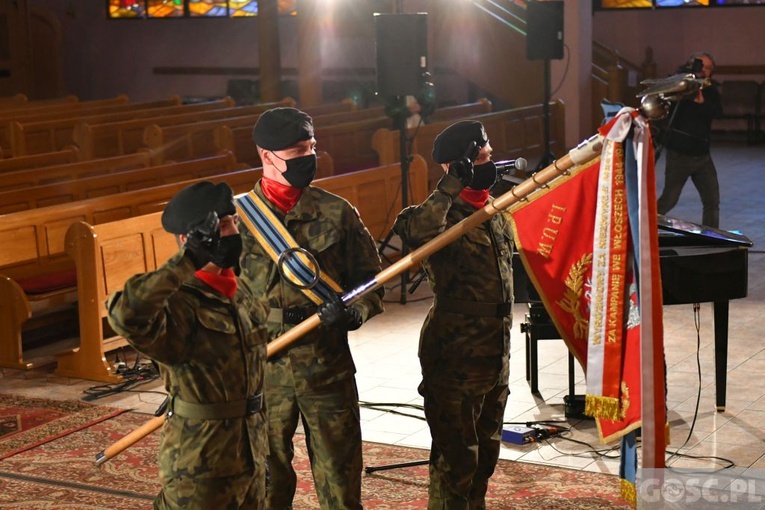 Poświęcenie rzeźby JP II i hołd dla bohaterów 