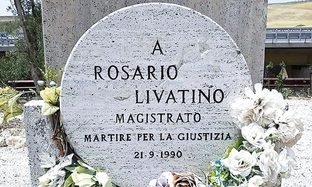 W miejscu zamachu na sędziego przy autostradzie stoi tablica z napisem „Męczennik sprawiedliwości”.